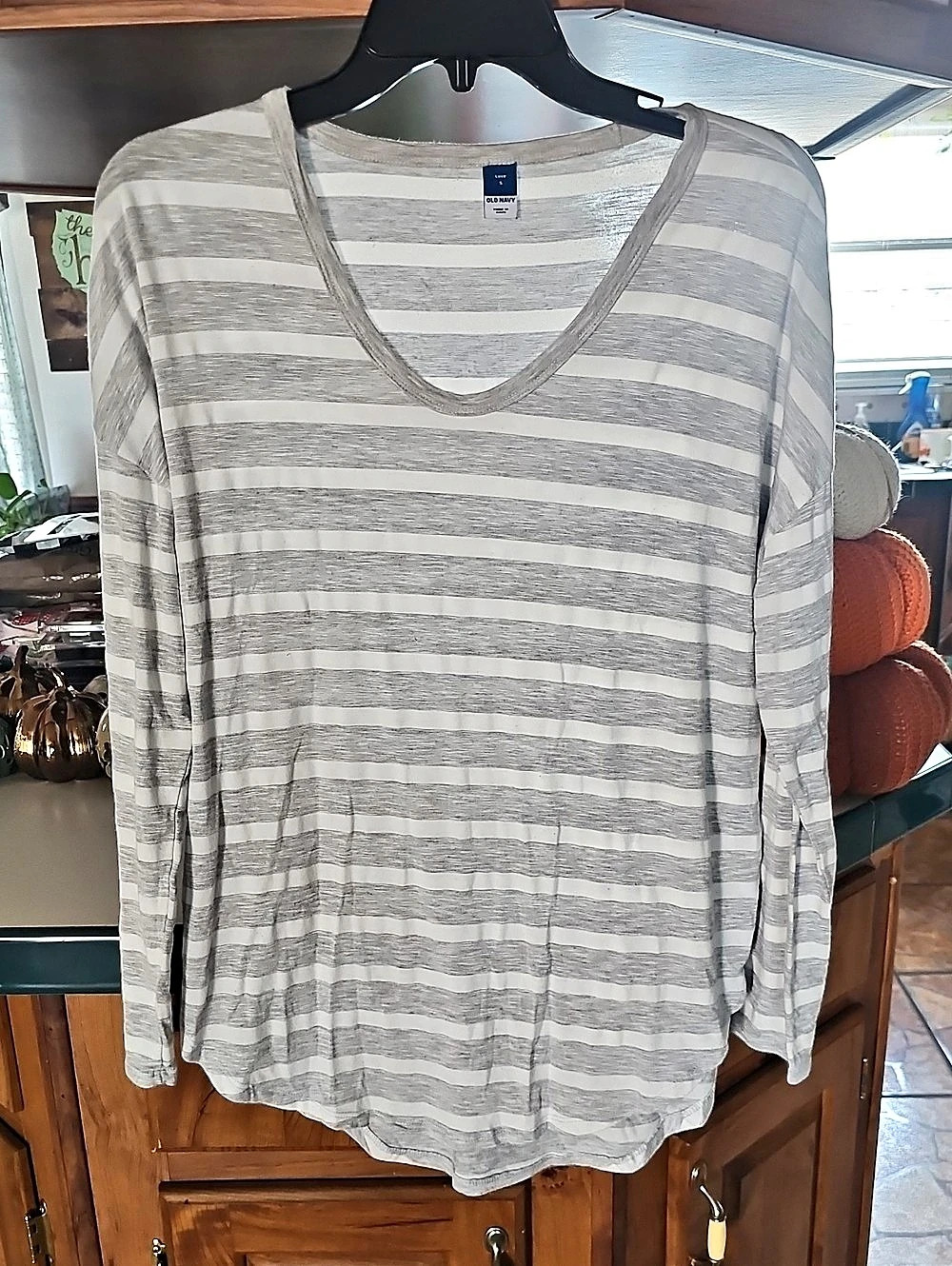 Old Navy Long Sleeve Striped V-Neck Top in Gray & White Size Small Like New